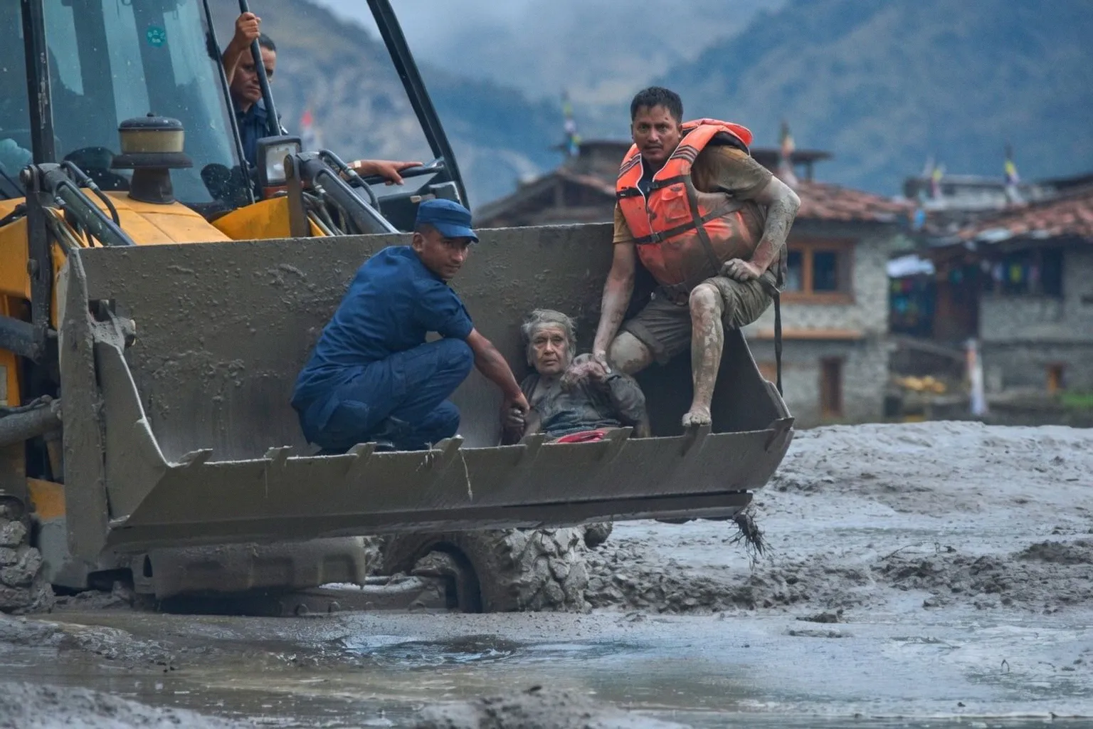 Gletschersturz im Himalaya: Schwere Flutkatastrophe unterbricht Trekkingrouten in Nepal