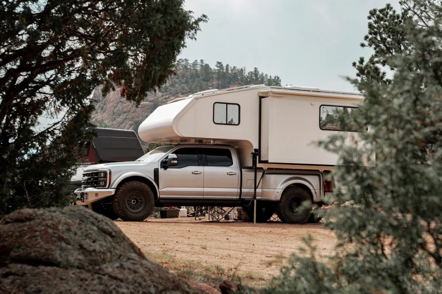 Luxus-Super-Trucks von Elevation Off Grid: Neue Maßstäbe für autarkes Reisen
