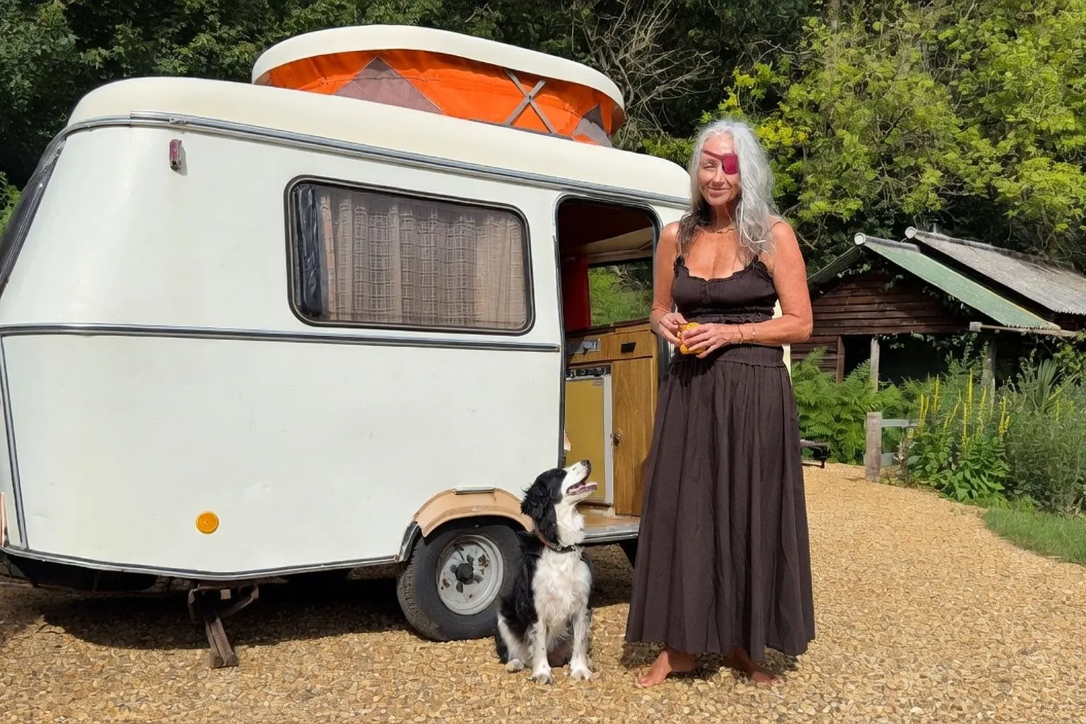 Nomadenleben im Oldtimer: Lolly Streeks Reise durch die Welt der Musikfestivals