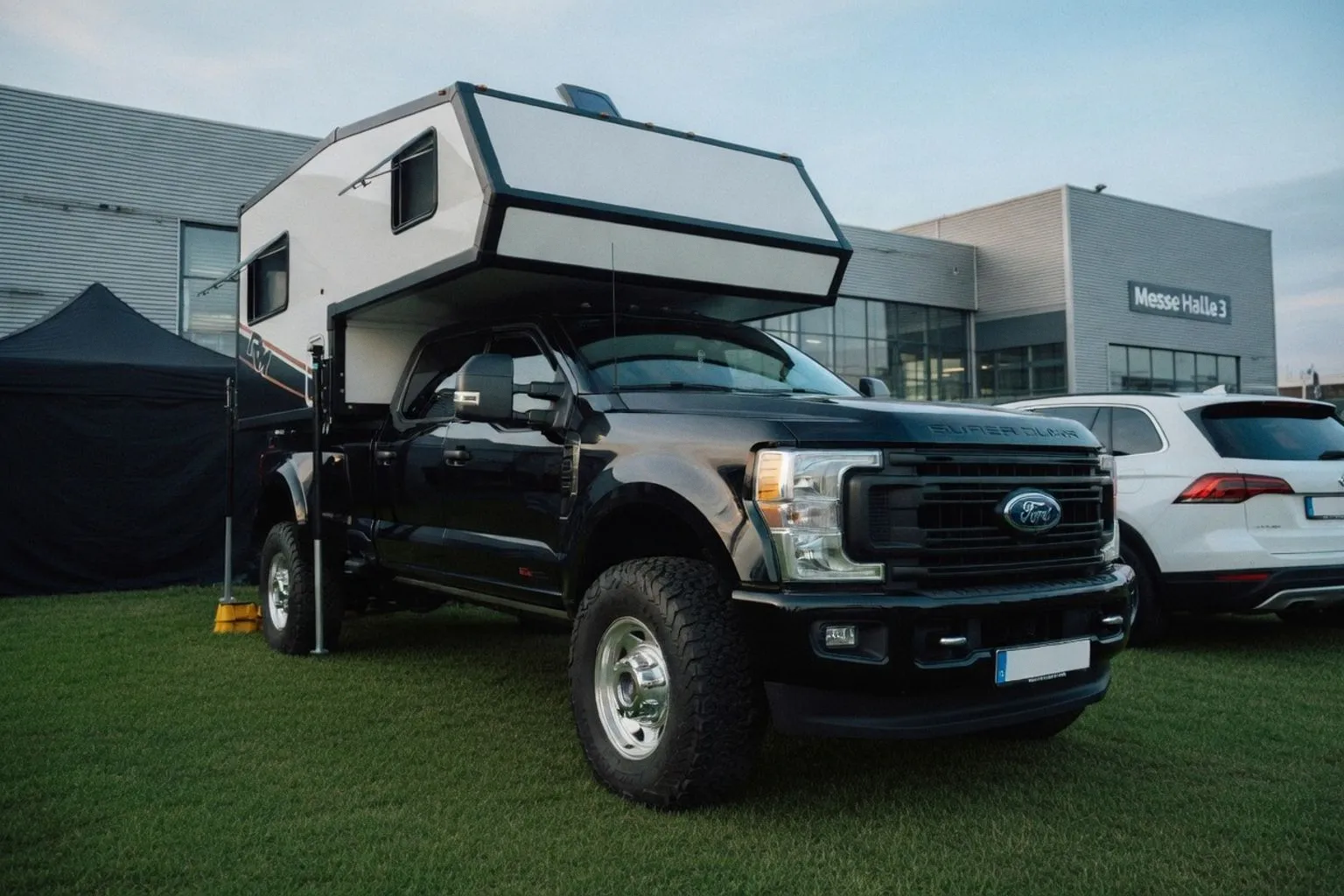 Rugged Mountain Granite 8: Kompakter Composite-Camper mit Nasszelle